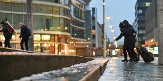 Fußgänger mit Koffern und Taschen auf vereistem Weg zum Saarbrücker Hauptbahnhof (Foto: BeckerBredel)