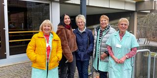 Die ehrenamtlichen Grünen Damen vom UKS: (von links) Traudel Becker (Frauenklinik), Ellen Krippner (Neurochirurgie/ Neurologie), Marga Denk (Urologie), Marita Waas (Innere/ KMT/ Kardiologie), Heide Mahlzahn (Chirurgie) (Foto: Marion Ruffing / UKS)