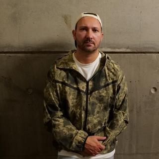 Hagen Feetly steht vor einer Betonwand und schaut in die Kamera (Foto: Pressefoto/Hagen Feetly )