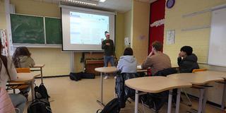 Schulklasse hört dem Lehrer zu. (Foto: SR)