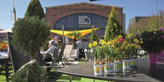 Haus & Garten Messe. E-Werk mit Blumen im Vordergrund. (Foto: Pressefoto)