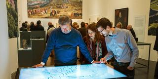 Historisches Museum Saar; Besucher in der Ausstellung "Steinerne Macht" (Foto: Historisches Museum Saar, Oliver Dietze)