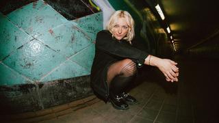 Eine blonde Frau sitzt in der Hocke (Foto: Pressefoto/Josi Miller,)