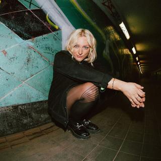 Eine blonde Frau sitzt in der Hocke (Foto: Pressefoto/Josi Miller,)