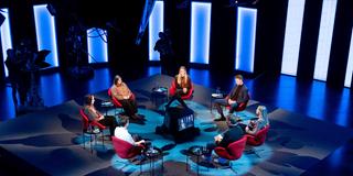Im Studio von "Jung im Saarland" sitzen: Laura Beckinger (SPD), Carolin Mathieu (CDU), Nicolas Ruppert (AfD), Lara Bütermann (Bündnis 90/Die Grünen), Florian Spaniol (Die Linke), sowie die SR-Journalisten Jenny Klein und Manuel Magar (Foto: SR/Sebastian Knöbber)