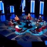 Im Studio von "Jung im Saarland" sitzen: Laura Beckinger (SPD), Carolin Mathieu (CDU), Nicolas Ruppert (AfD), Lara Bütermann (Bündnis 90/Die Grünen), Florian Spaniol (Die Linke), sowie die SR-Journalisten Jenny Klein und Manuel Magar (Foto: SR/Sebastian Knöbber)