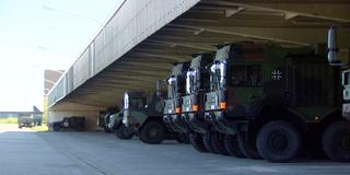 Kaserne Merzig. Bundeswehrfahrzeuge stehen auf dem Kasernengelände (Foto: SR)