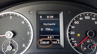 Kilometerstand auf dem Tacho eines Autos (Foto: Jeweils vom Hörer per WhatsApp angefragt)