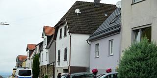 Nach dem Fund einer Leiche im Ortsteil Holz sichern Polizisten den Leichenfundort (Foto: BeckerBredel)