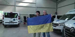 Lucas Wojcik mit Ukraineflagge vor Krankenwagen (Foto: SR)