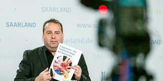 Minister Magnus Jung stellt bei einer Pressekonferenz die Integrations- und Teilhabe-Strategie des Saarlandes vor (Foto: BeckerBredel)