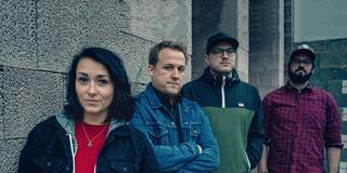 Die vier Bandmitglieder von MegaMensch! stehen vor einer Mauer. (Foto: MegaMensch!/Pressefoto)