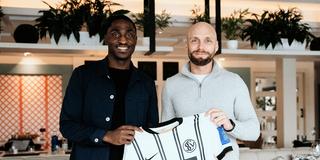 SVE-Neuzugang David Mokwa (links) und Sportvorstand Ole Book (Foto: SV Elversberg)