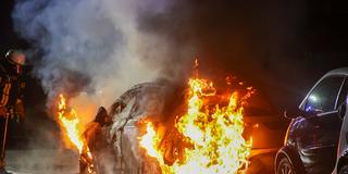 PKW-Brand in Neunkirchen. Das Fahrzeug brennt vollständig ab. (Foto: Brandon Lee Posse)