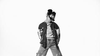 Nina Chuba in weiter Jacke und kurzer Hose (Foto: SR)