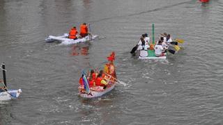 Teilnehmer mit ihren selbstgebauten Papierbooten beim Rennen (Foto: Pressefoto/Sascha Suthmann)