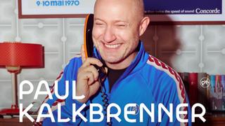 Bild von Paul Kalkbrenner in blauem Jogginganzug mit Telefon am Ohr. (Foto: Pressefoto/Paul Kalkbrenner)