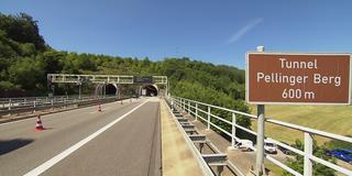 Der Einfahrtsbereich des Pellinger Tunnels. Eine Fahrbahn ist gesperrt. (Foto: SR)