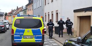 Polizeieinsatz in der Innenstadt von Neunkirchen. Polizisten stehen neben dem Einsatzfahrzeug. (Foto: Brandon Lee Posse)