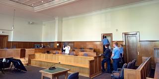 Prozessauftakt wegen eines auf Kinder geworfenen Pflastersteins im Saarbrücker Landgericht (Foto: Patrick Wiermer / SR)