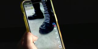 Jugendliche konsumieren rechtsextreme Inhalte auf einem Handy. (Foto: SR)