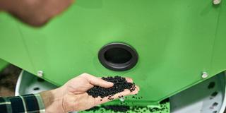 Recyceltes Kohlenstoffmaterial aus alten Autoreifen (Foto: Pressefoto Pyrum / Stephan Ortmanns)