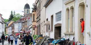 Im besonders vom Hochwasser betroffenen Saarbrücken-Rußhütte haben die Aufräumarbeiten begonnen. (Foto: BeckerBredel)