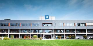 Das Hörfunkgebäude des Saarländischen Rundfunks mit dem SR-Logo (Foto: SR)