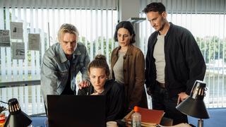 Das Polizeiteam sitzt bzw. steht vor einem Schreibtisch und schaut gemeinsam auf einen Computer. (Foto: Manuela Meyer (SR))