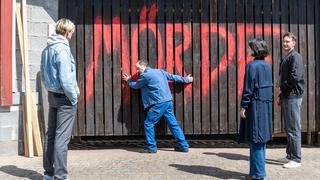 Auf einem Garagentor steht rot "Mörder" geschrieben. (Foto: Pasquale D`Angiolillo (SR))