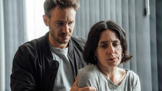 Kommissar Leo packt eine Frau an den Schultern. (Foto: Manuela Meyer (SR))