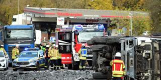 Ein verunfallter Lkw hat auf der Autobahn bei Saarlouis seine Ladung verloren (Foto: BeckerBredel)