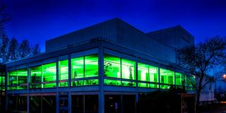 Anlässlich des bundesweiten Tages der Kinderhospizarbeit am 10. Februar 2026 wird die Stadthalle in Dillingen in grünes Licht getaucht (Foto: Stadt Dillingen / Julia Schmitt)