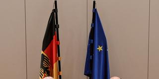 Die saarländischen und bayrischen Finanzminister Jakob von Weizsäcker und Albert Füracker unterzeichnen eine Absichtserklärung zur Bildung einer Partnerschaft für eine leistungsfähige Steuer-IT (Foto: Ministerium der Finanzen / Timo Leib)