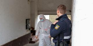 Spurensicherung am Tatort des getöteten Gerichtsvollziehers in Oberbexbach (Foto: Brandon Lee Posse)