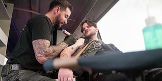 Tattoo-Studio in einem umgebauten Reisebus (Foto: SR)