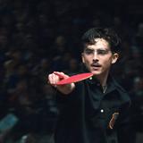 Timothée Chalamet als "Marty Supreme" am Tischtennis spielen in einem dunklen Outfit. (Foto: Tobis Film)