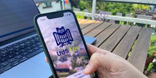 Eine Studentin öffnet beim Lernen auf der heimischen Terasse die UdS-App (Foto: SR | Aan't Heck)