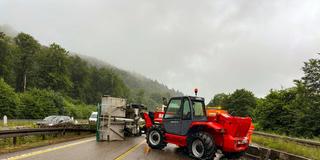 Ein Radlader steht nach einem Unfall neben dem Transportauflieger auf der Autobahn 6 in Höhe der Grumbachtalbrücke (Foto: Simone Blaß / SR)