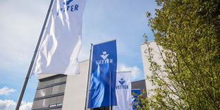 Fahnen vor dem Gebäude der Pharmafirma Vetter in Ravensburg (Foto: Pressefoto)