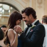 Dakota Johnson und Pedro Pascal tanzen eng miteinander und lächeln. (Foto: © 2025 Sony Pictures Entertainment Deutschland GmbH)