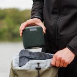 Eine Person hält den Lautsprecher in der Hand und packt ihn in einen Rucksack. (Foto: PURE)