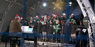 Weihnachtssingen im Stadion. Chor mit Organist auf einer Bühne (Foto: SR)