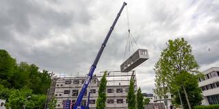 Erweiterungsbau mit Containern des Helmholtz-Institut für Pharmazeutische Forschung Saarland (HIPS) (Foto: SR)