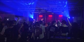 Menschen feiern in einem Club (Foto: SR)