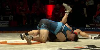 Ringer des KSV Köllerbach und des SV Germania 04 Weingarten kämpfen gegeneinander (Foto: SR)