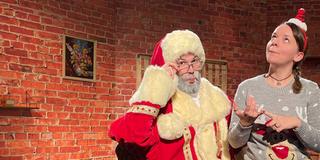 Moderator Jonas im Weihnachtsmann-Kostüm zusammen mit Moderatorin Thurie (Foto: UNSERDING/Christoph Stein)