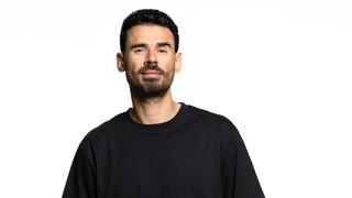 Afrojack vor einem weißen Hintergrund (Foto: Pressefoto)