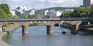 Die Alte Brücke von St. Johann bei sonnigem Wetter. (Foto: IMAGO / Becker&Bredel)