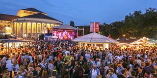 Bühne vor dem Staatstheater auf dem Tbilisser Platz (Foto: Landeshauptstadt)